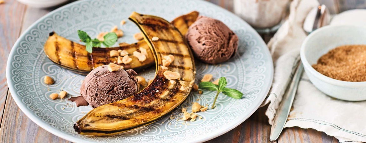 Gegrillter Banana Split mit Schokoladen-Eis und Erdnüssen für 4 Personen von lidl-kochen.de
