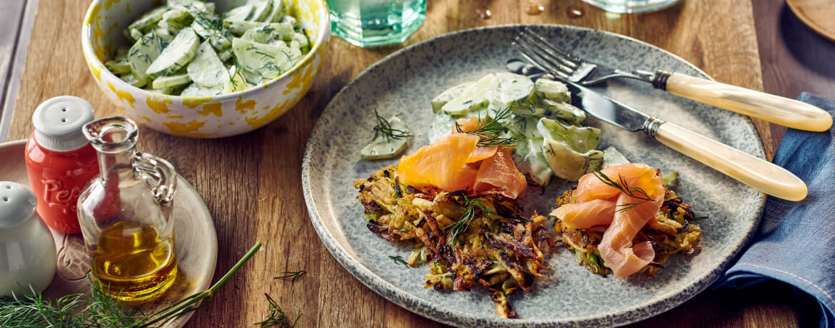 Kartoffel-Zucchini-Puffer mit Räucherlachs und Gurkensalat für 4 Personen von lidl-kochen.de