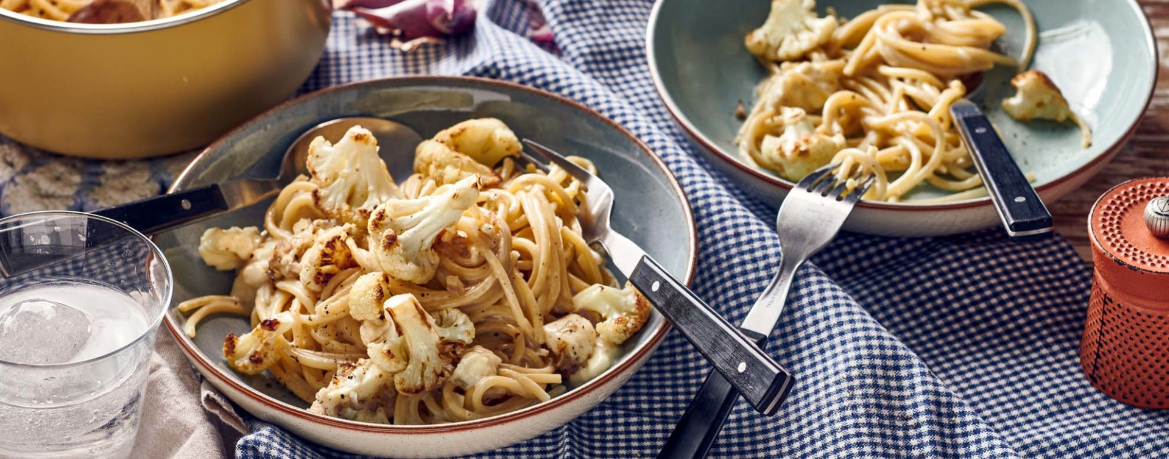 Vegetarische Spaghetti Carbonara mit geröstetem Blumenkohl und Mozzarella für 4 Personen von lidl-kochen.de