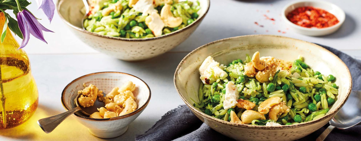 Scharfe Zoodles mit gebackenem Frischkäse, Pesto und Cashew-Sesam-Knusper für 4 Personen von lidl-kochen.de