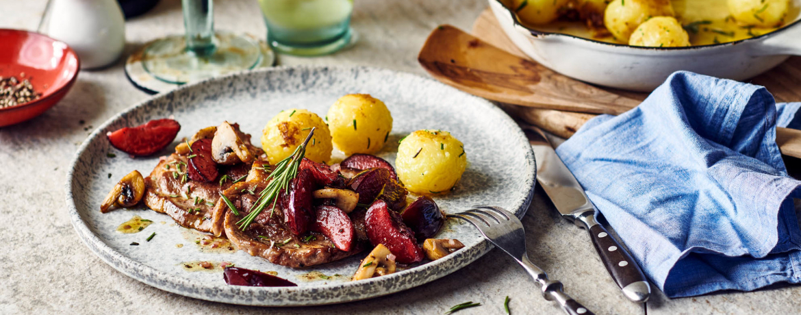 Rosmarinsteaks mit Pflaumen-Pilz-Pfanne und gebratenen Kartoffelknödeln für 4 Personen von lidl-kochen.de