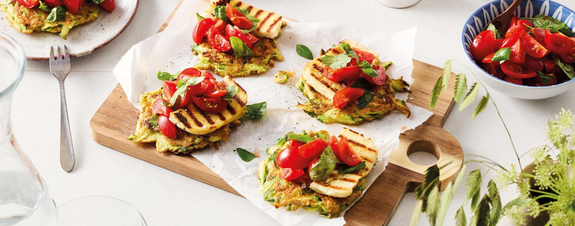 Zucchini-Pancakes mit gebratenem Halloumi und Tomaten-Minz-Salsa für 4 Personen von lidl-kochen.de