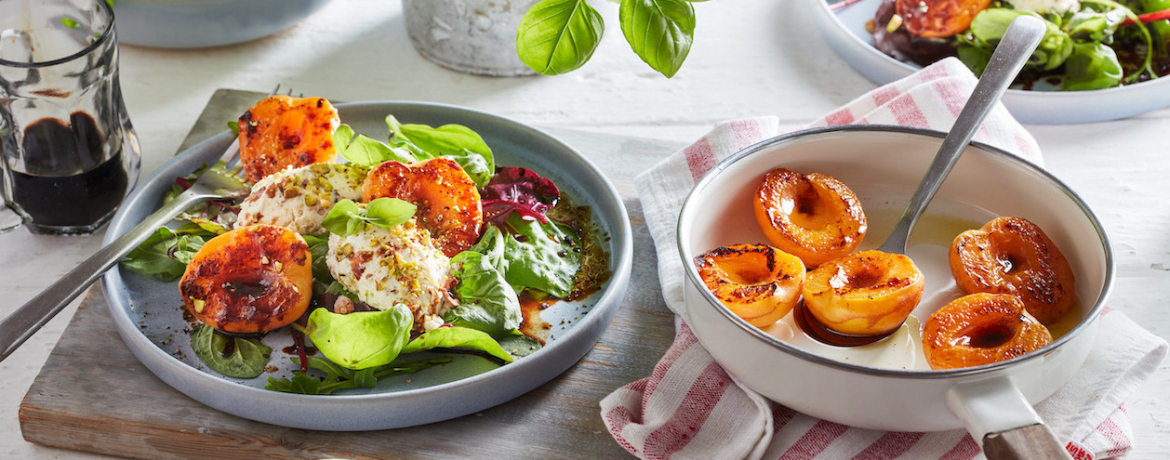 Salat mit Basilikum und gebratenen Aprikosen zu Frischkäse mit Pistazien für 4 Personen von lidl-kochen.de