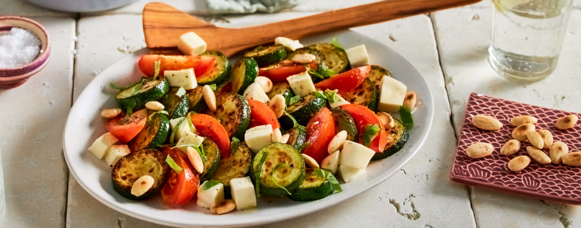 Zucchini-Tomatensalat mit Mozzarella & Mandeln an geröstetem Baguette für 4 Personen von lidl-kochen.de