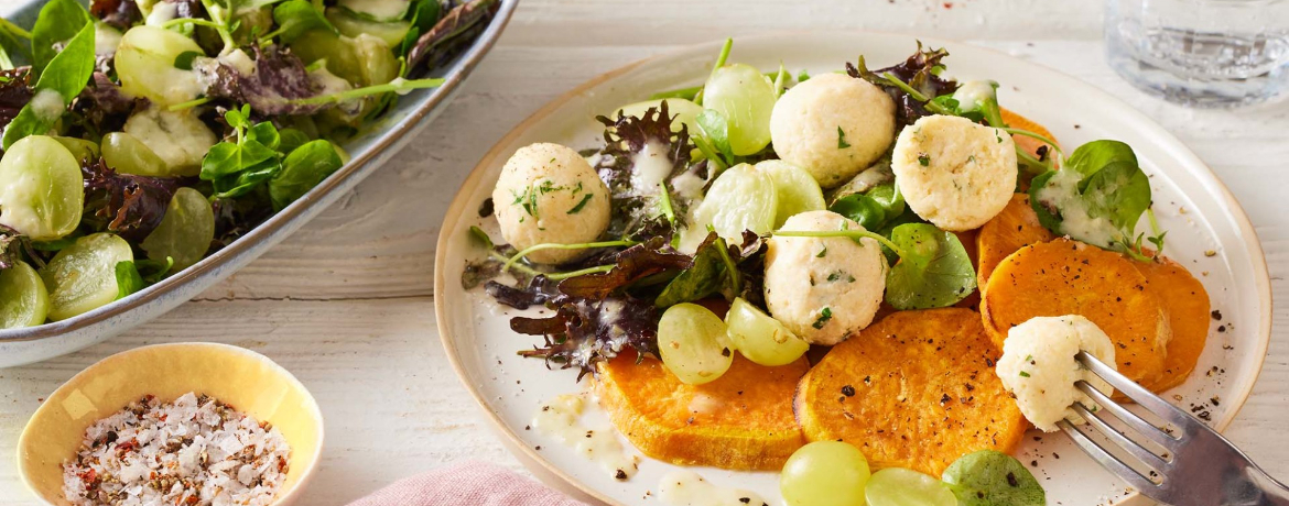 Ofensüßkartoffel mit Frischkäseknödeln, Pflücksalat und Traubendressing für 4 Personen von lidl-kochen.de