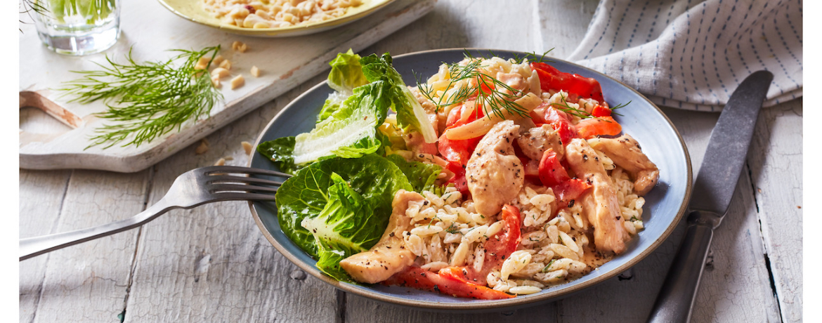 Hähnchen-Paprika-Geschnetzeltes mit Erdnuss-Dill-Kritharaki und Romanasalat für 4 Personen von lidl-kochen.de