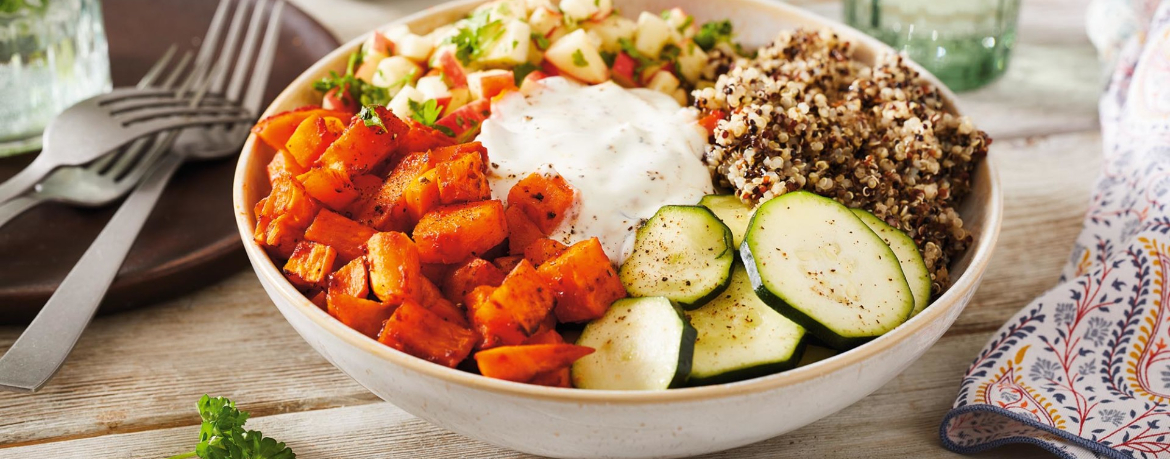 Quinoa-Bowl mit würzigen Süßkartoffeln, Zucchini und Apfel-Salsa für 4 Personen von lidl-kochen.de