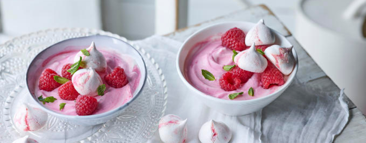 Himbeer-Sahne-Joghurt mit rosa Baiser-Tupfen für 4 Personen von lidl-kochen.de