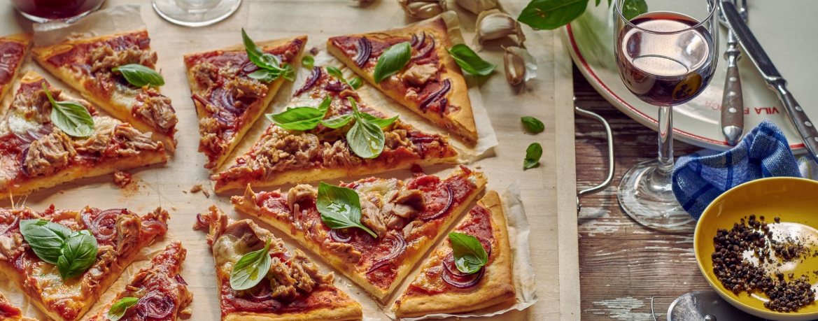 Thunfischpizza mit frischem Basilikum für 4 Personen von lidl-kochen.de