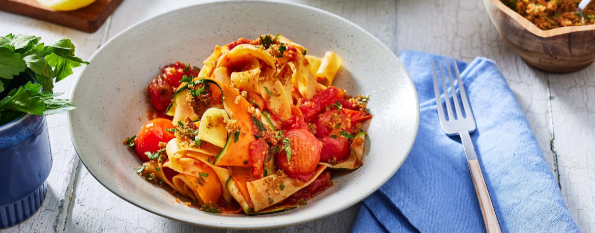 Gemüsebandnudeln mit Schmortomatensauce und Petersilie-Zitronen-Topping für 4 Personen von lidl-kochen.de