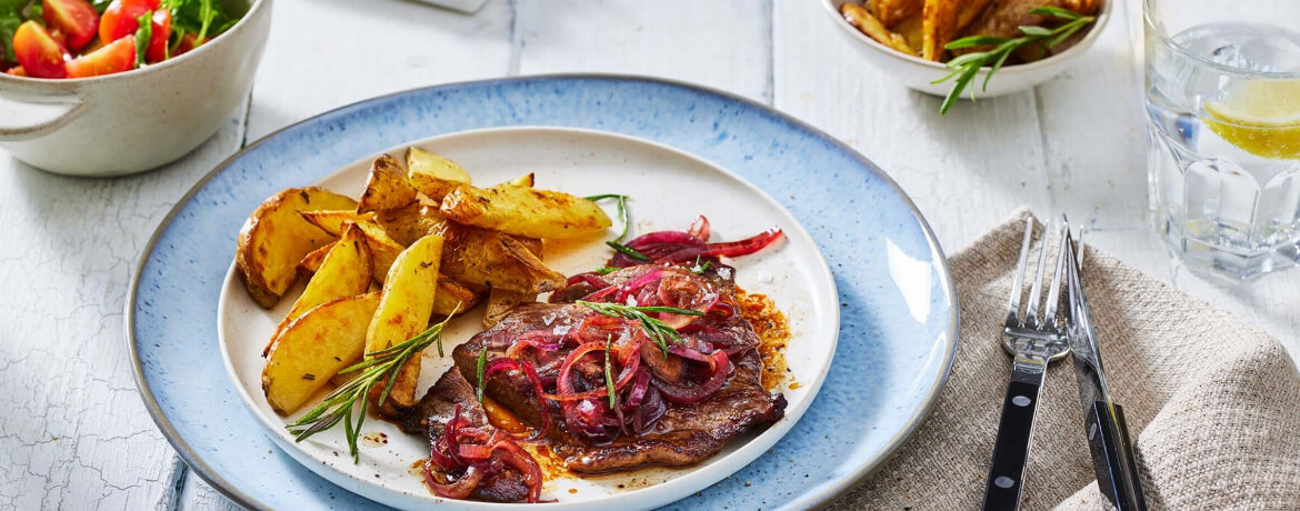 Steak vom Rind mit geschmorten Balsamico-Zwiebeln an Rosmarin-Kartoffeln für 4 Personen von lidl-kochen.de