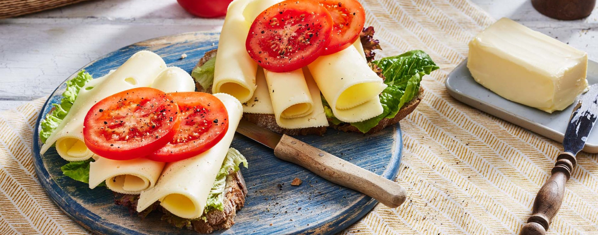 Belegtes Brot mit Salatblatt, Käse und Tomate für 4 Personen von lidl-kochen.de