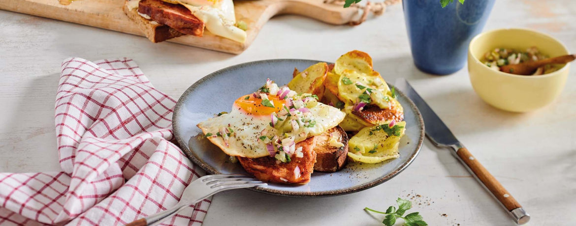 Strammer Max auf Leberkäse mit Röstkartoffeln an Zwiebel-Gurken-Relish für 4 Personen von lidl-kochen.de