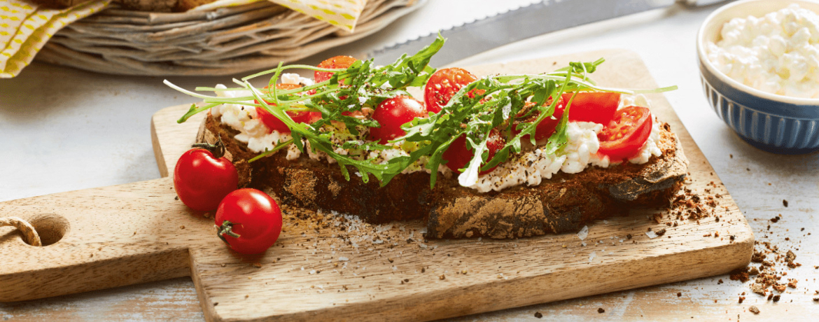 Bauernbrot mit Frischkäse und Tomaten-Rucola-Topping für 4 Personen von lidl-kochen.de