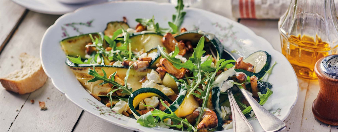 Zucchini-Salat mit gebratenen Pfifferlingen und Feta für 4 Personen von lidl-kochen.de