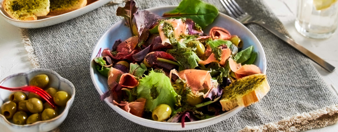 Blattsalat mit Oliven, Serrano-Schinken und Basilikum-Brot für 4 Personen von lidl-kochen.de