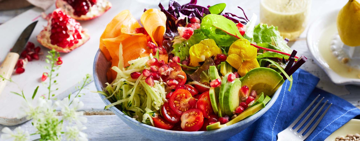 Bunter Buddha Bowl Salat mit Avocado und Sonnenblumenkernen für 4 Personen von lidl-kochen.de