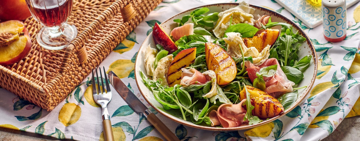 Salat aus Rucola mit gebratener Nektarine und Schinken für 4 Personen von lidl-kochen.de