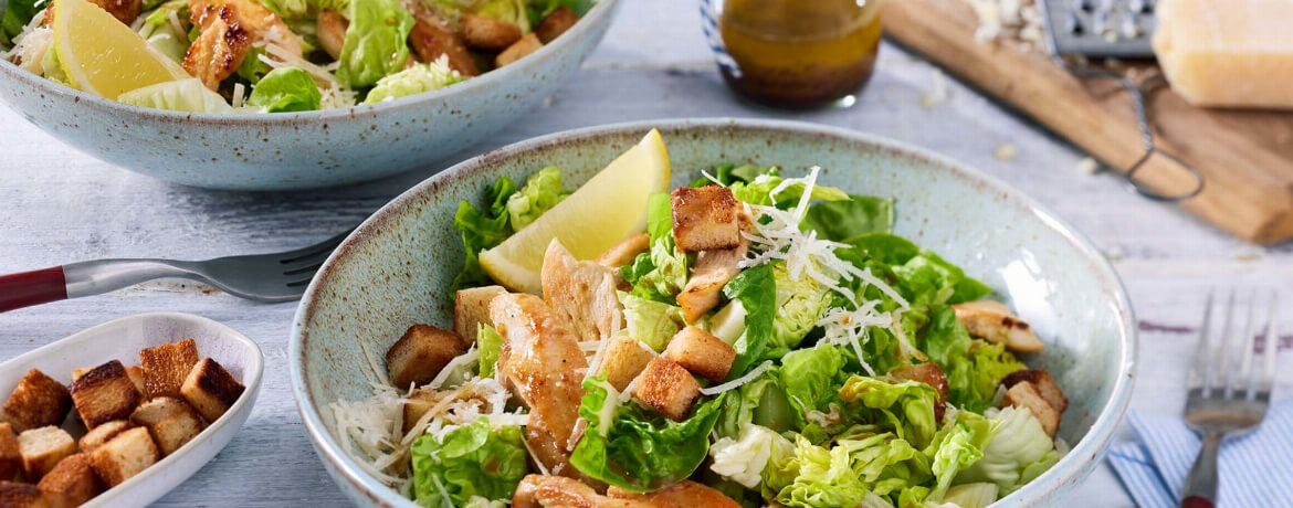 Salat mit Hähnchen-Streifen, Croûtons und Parmesan für 4 Personen von lidl-kochen.de