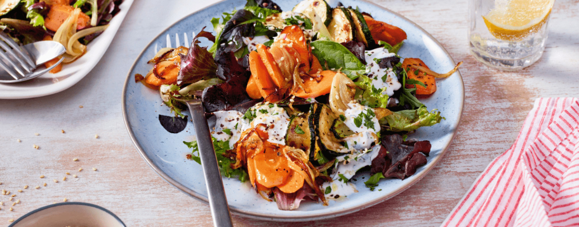 Salat mit gebratenen Zucchini und Möhren für 4 Personen von lidl-kochen.de