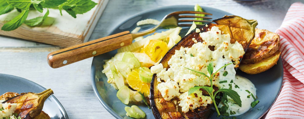 Gebackene Aubergine mit Feta-Käse zu Ofenkartoffel an Fenchel-Orangen-Salat für 4 Personen von lidl-kochen.de