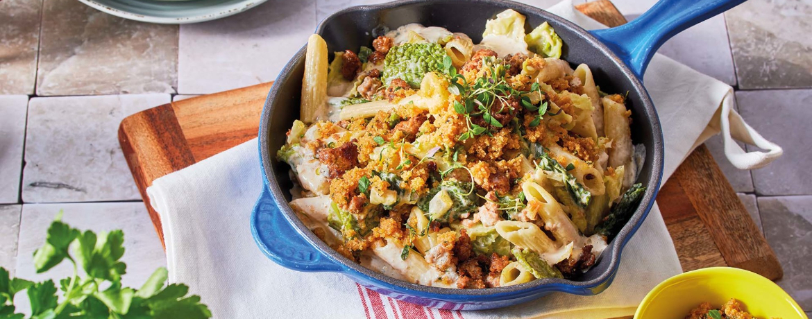 Wirsing-Hackfleisch-Pfanne mit Thymian-Butter-Bröseln für 4 Personen von lidl-kochen.de