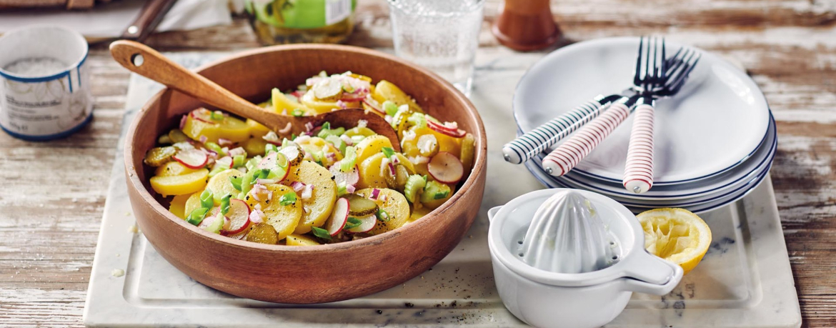 Frischer Kartoffelsalat mit Sellerie, Radieschen und Zitronen-Senf-Dressing für 8 Personen von lidl-kochen.de