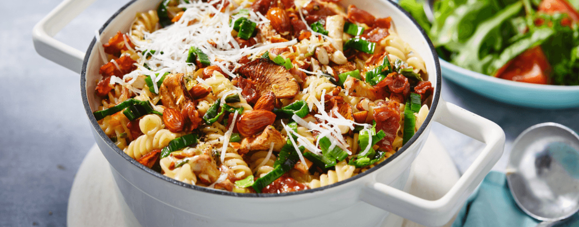 Cremige One-Pot-Pasta mit Pfifferling, Speck und Lauch für 4 Personen von lidl-kochen.de