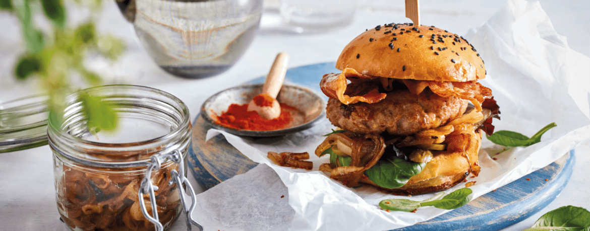 Chili-Burger mit Zwiebel-Marmelade und Speck für 4 Personen von lidl-kochen.de