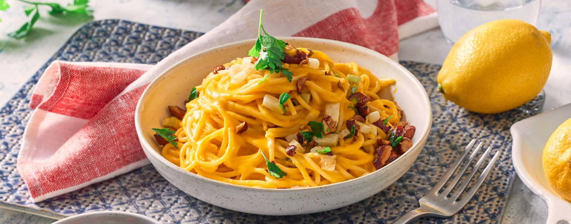 Spaghetti mit Karotten-Kohlrabi-Sugo und Mandel-Petersilien-Gremolata für 4 Personen von lidl-kochen.de