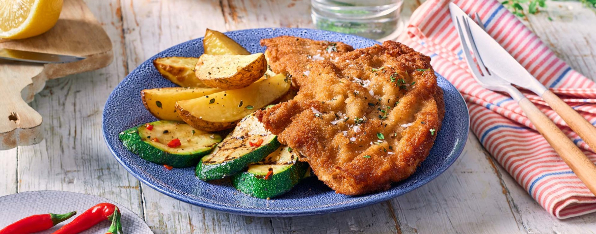 Parmesan-Schnitzel mit Ofenkartoffeln und Chili-Zucchini-Salat für 4 Personen von lidl-kochen.de