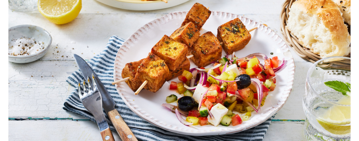 Tofu-Souvlaki auf griechischem Bauernsalat für 4 Personen von lidl-kochen.de