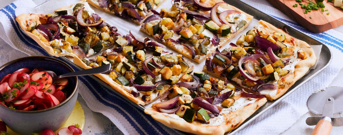 Flammkuchen mit Zucchini, Honigzwiebeln und Apfel-Radieschen-Salat für 4 Personen von lidl-kochen.de