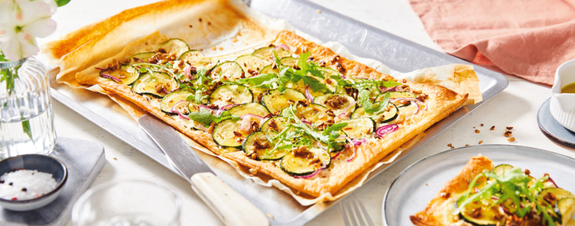 Knusperflammkuchen mit Zucchini, Zwiebeln und Rucola für 4 Personen von lidl-kochen.de