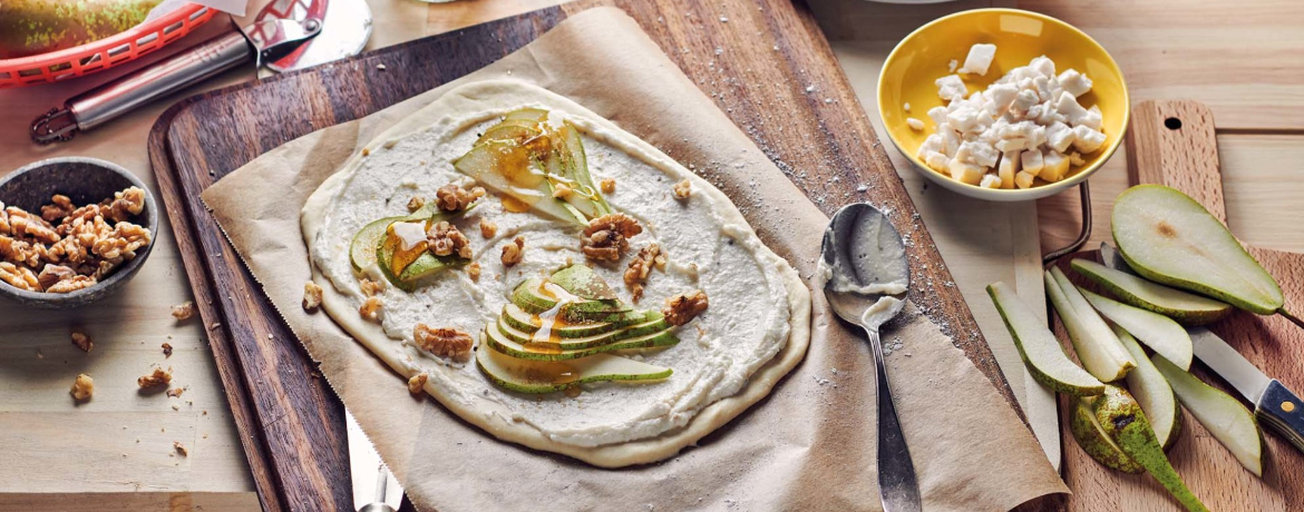 Veganer Flammkuchen mit karamellisierter Birne und Walnuss für 4 Personen von lidl-kochen.de