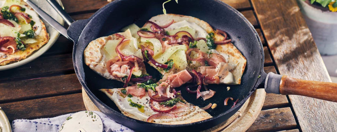 Flammkuchen aus der Pfanne mit Serrano Schinken und Melone für 4 Personen von lidl-kochen.de