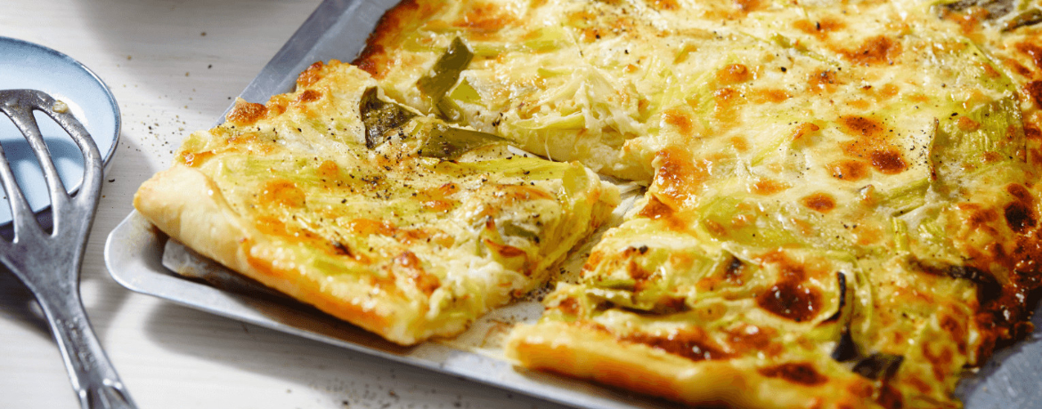 Lauchkuchen vom Blech mit Tomatensalat für 4 Personen von lidl-kochen.de