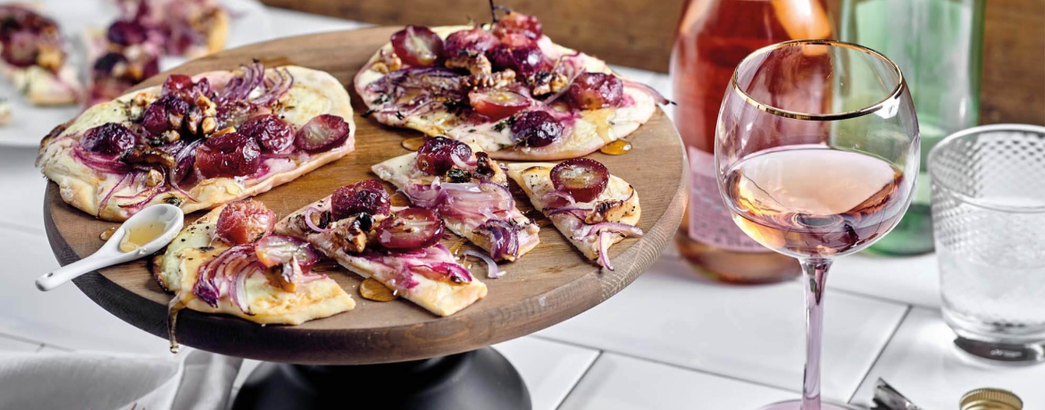 Mini-Flammkuchen mit Zwiebeln und Weintrauben für 4 Personen von lidl-kochen.de