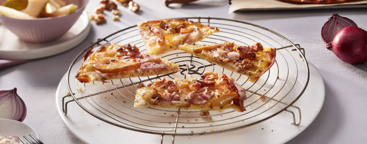 Flammkuchen mit roten Zwiebeln, Walnuss und Birne für 4 Personen von lidl-kochen.de