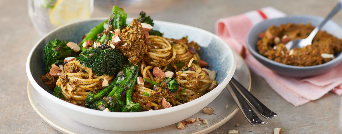 Spaghetti mit geröstetem Brokkoli an rotem Pesto mit Mandeln für 4 Personen von lidl-kochen.de