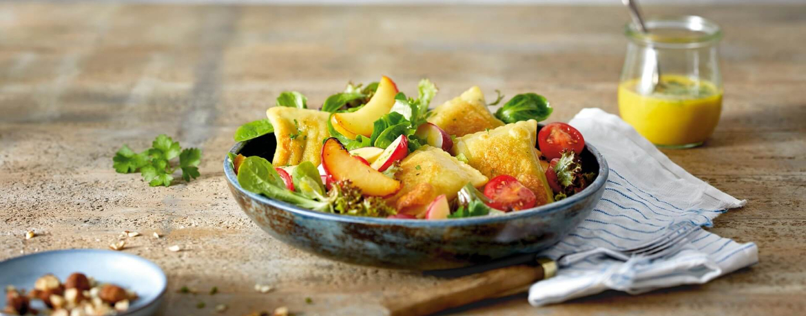 Bunter Salat mit gebratenen Maultaschen und Apfelspalten für 4 Personen von lidl-kochen.de