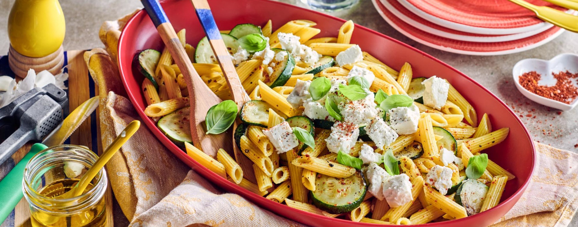 Nudelsalat mit gebratener Zucchini und Feta für 4 Personen von lidl-kochen.de