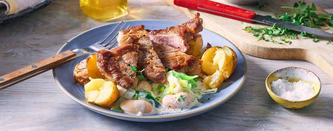 Schweine-Steak mit cremigen weißen Bohnen, Porree und knusprigen Minikartoffeln für 4 Personen von lidl-kochen.de