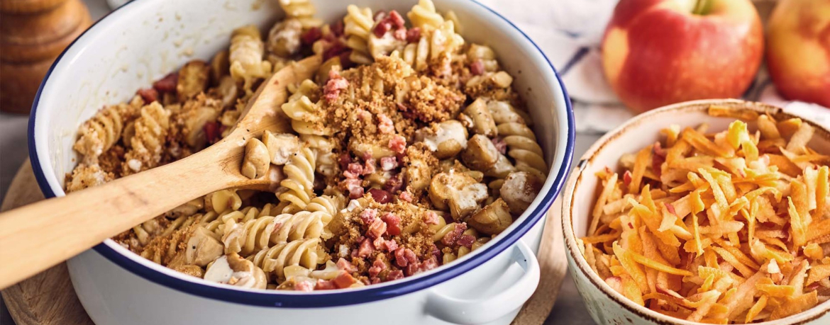 Schinken-Nudeln mit Butterbröseln, Champignons und Karotten-Apfel-Salat für 4 Personen von lidl-kochen.de