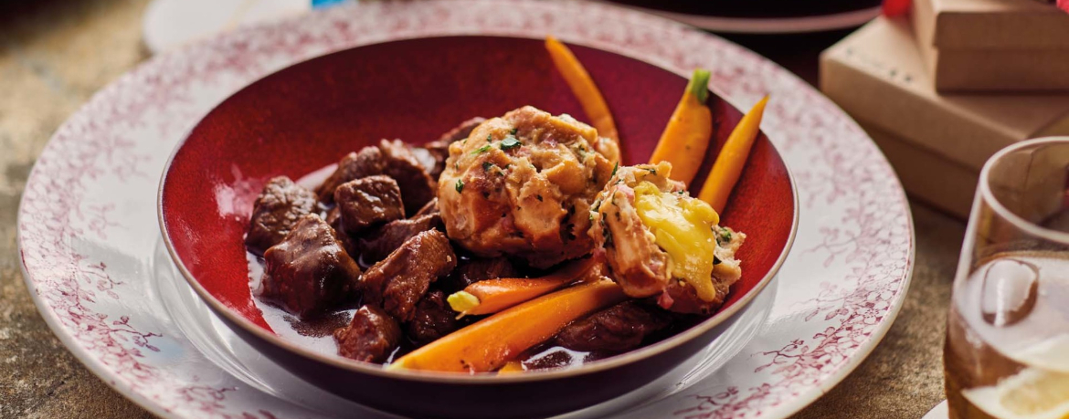 Rehgulasch mit Käse-Laugen-Knödel und Butterkarotten für 4 Personen von lidl-kochen.de