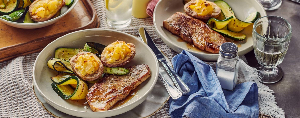 Schweineschnitzel mit doppelt gebackener Kartoffel und Sesamzucchini für 4 Personen von lidl-kochen.de