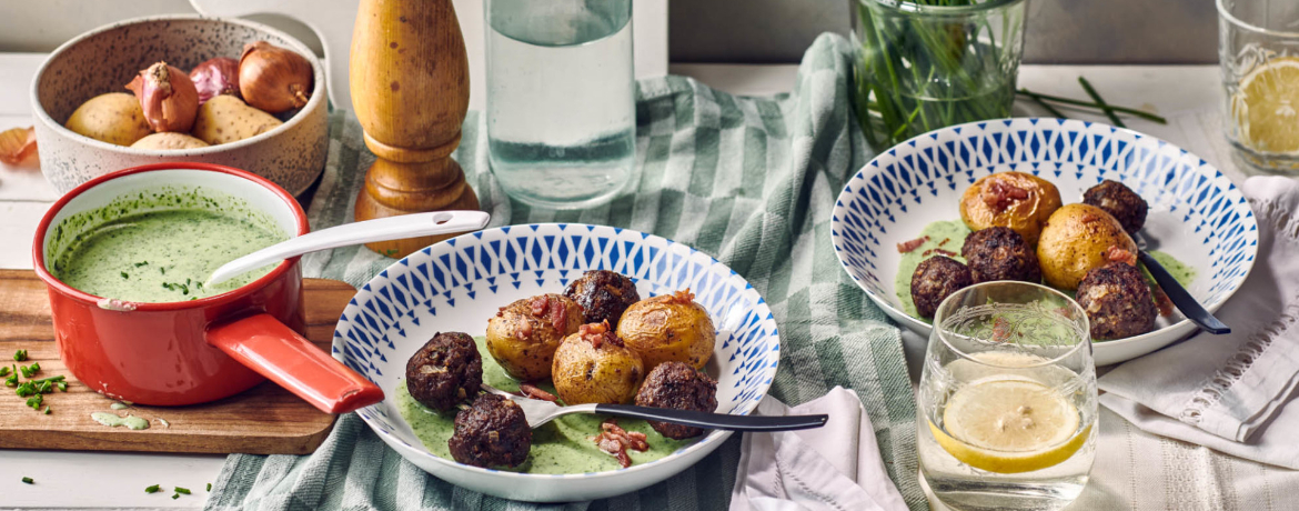 Klassische Frikadellen mit gebratenen Speckkartoffeln und Kräuterbéchamel für 4 Personen von lidl-kochen.de