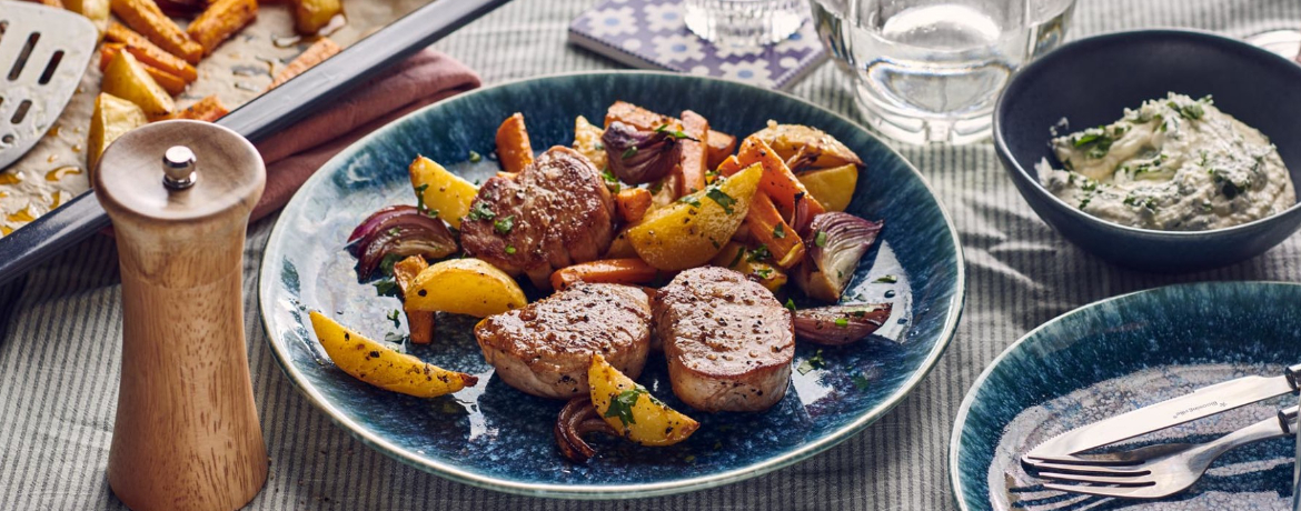 Schweinefilet mit Wurzelgemüse–Salat und Meerrettich–Crème–fraîche für 4 Personen von lidl-kochen.de
