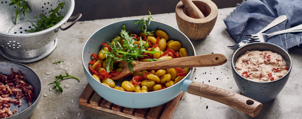 Herzhafte Gnocchipfanne mit Spitzpaprika, Speck und Rucola für 4 Personen von lidl-kochen.de