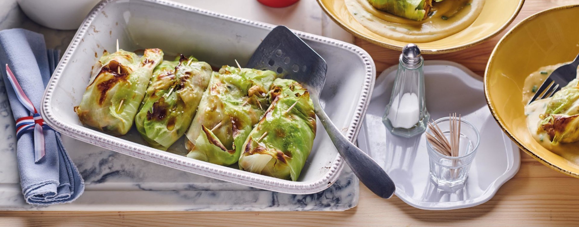 Vegane Kohlrouladen mit Räuchertofu, Brezel und Apfel in cremiger Senfsoße für 4 Personen von lidl-kochen.de